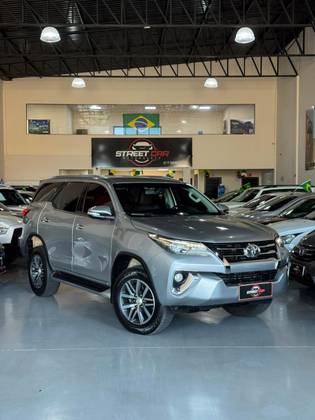TOYOTA HILUX SW4 2.8 SRX 4X4 7 LUGARES 16V TURBO INTERCOOLER DIESEL 4P AUTOMÁTICO TOYOTA HILUX SW4 2.8 SRX 4X4 7 LUGARES 16V TURBO INTERCOOLER DIESEL 4P AUTOMÁTICO